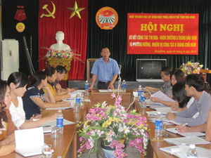 Đồng chí Nguyễn Trường Phong, Tỉnh uỷ viên, Chủ tịch HND tỉnh, trưởng khối thi đua các cơ quan mặt trận, đoàn thể tỉnh phát biểu tại hội nghị.